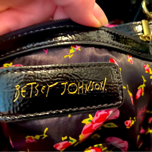Betsy Johnson black and white bow bag with floral interior - Picture 2 of 10